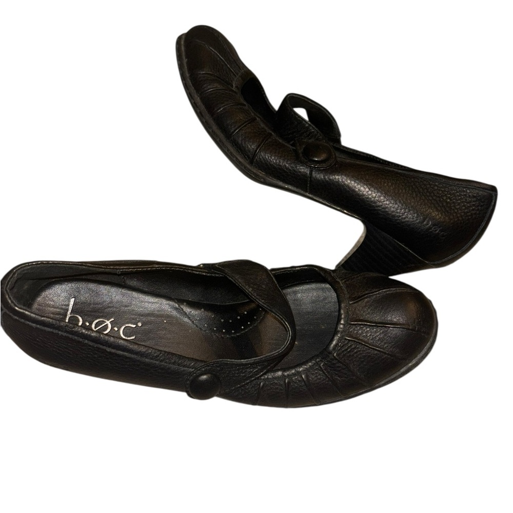 b.o.c. Women's Black Leather kitten heels